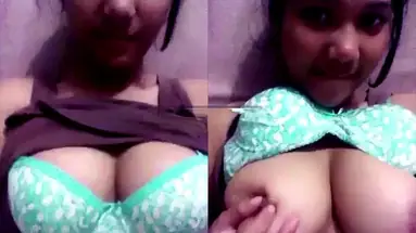 Buka Pelan Pelan BH Biru Pamer Gunung Kembar Mulus