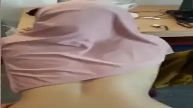 Jilbab Merah Muda Lincah Memetik Dawai Sensitif