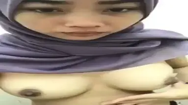 Jilbab Ungu Remas Tete Sendiri Lumer WOT HD Panas